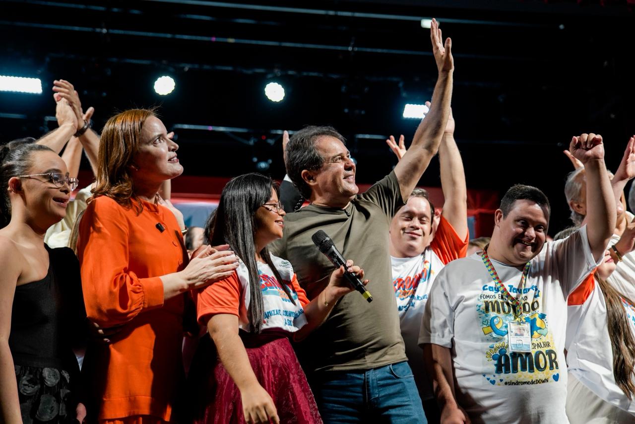 Prefeito Evandro Leitão e participantes do FestiDown comemoram no palco do evento